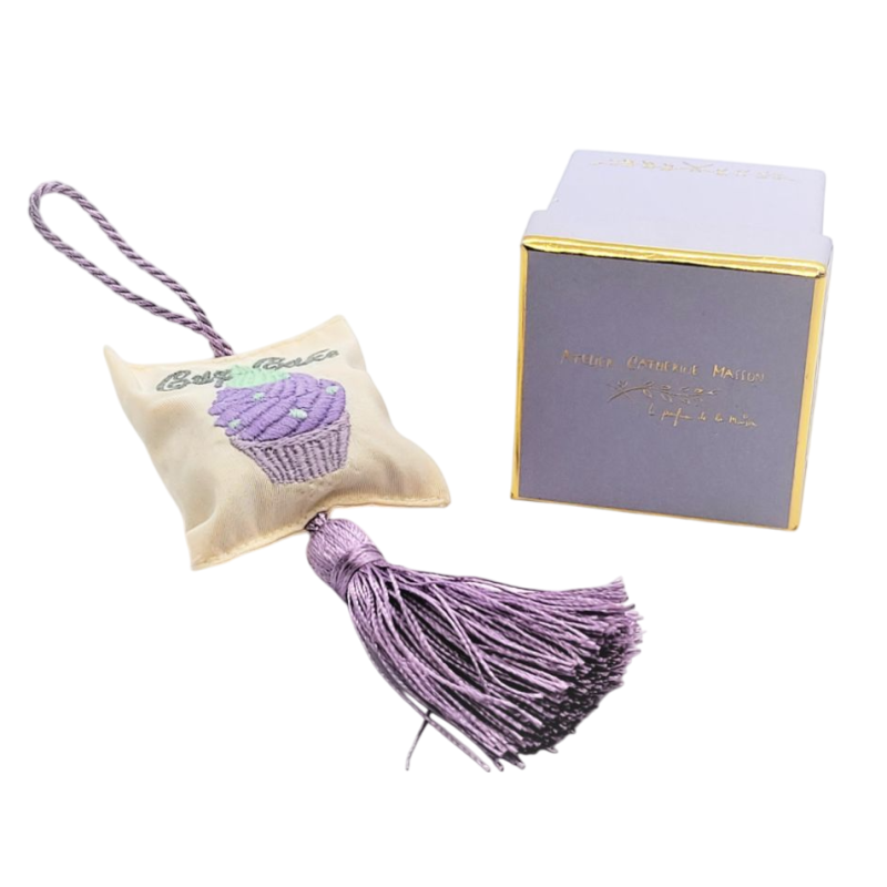 Coussin cupcake à parfumer avec pompon violet – Atelier Catherine Masson