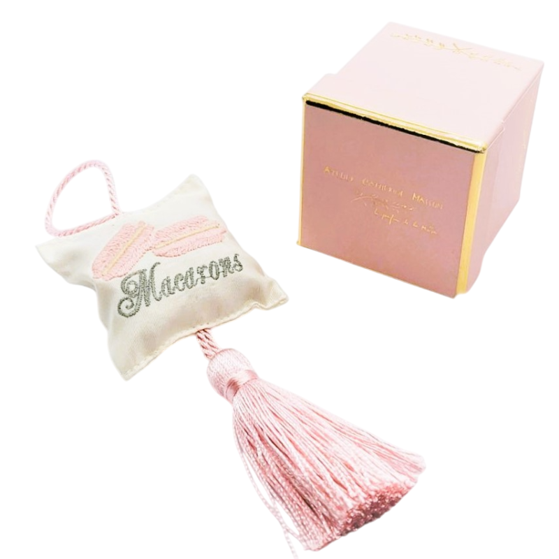 Coussin Macaron à parfumer avec pompon rose – Atelier Catherine Masson