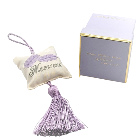 Coussin Macaron à parfumer avec pompon violet – Atelier Catherine Masson