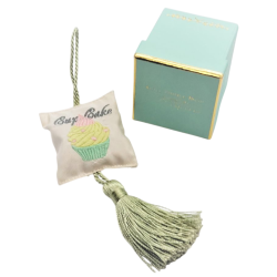 Coussin cupcake  à parfumer avec pompon vert – Atelier Catherine Masson