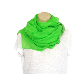 Foulard vert avec motifs...