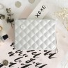 ÖGON Smart Wallets Silver Portefeuille femme en aluminium matelassé format passeport