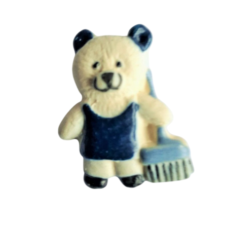 Miniature en céramique – Ourson en tablier bleu