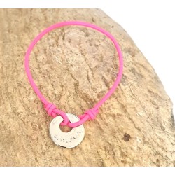 Bracelet cordon élastique avec médaille gravée "Amour"