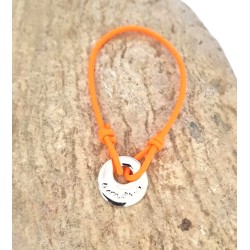 Bracelet cordon élastique avec médaille gravée "Amour"