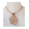 Collier ras-du-cou cordon en cuir tressé beige et pendentif Rose des sables