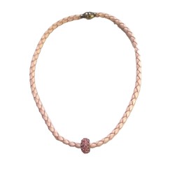 Collier cordon en cuir tressé rose poudré et perle strass