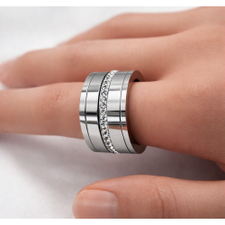 Bague large en acier inoxydable et pierres en zirconium.