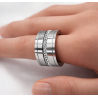 Bague large en acier inoxydable et pierres en zirconium.