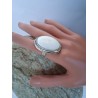 Bague cabochon blanc