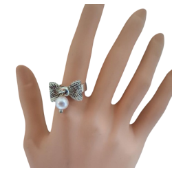 Bague fantaisie nœud papillon ajouré et perle