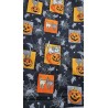 Coupon de tissu noir halloween avec chats et citrouilles